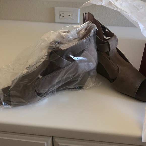 Donald Pliner Taupe Wedges size 8 - Picture 3 of 3